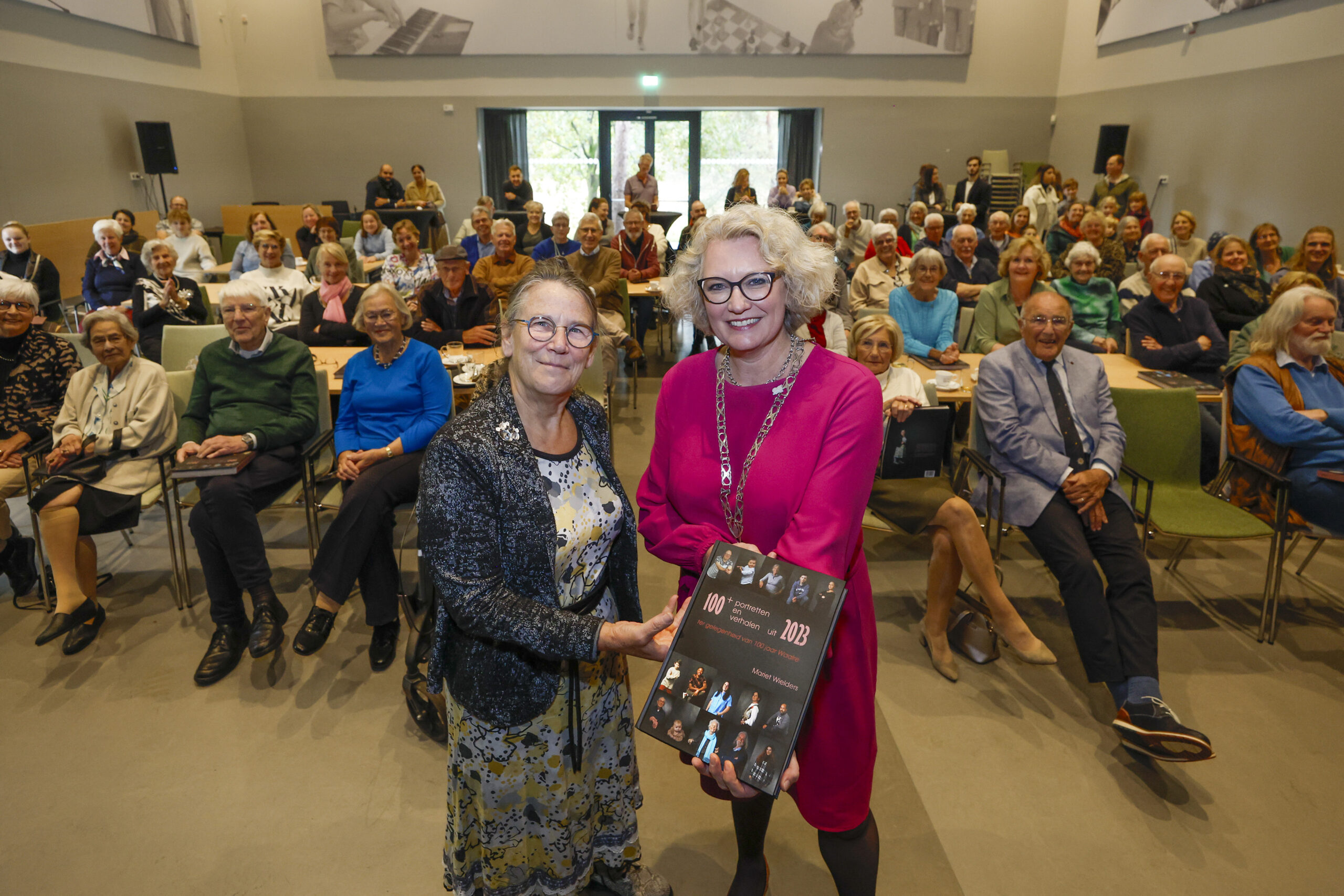 Uitreiking boek aan locoburgemeester in het Huis van Waalre